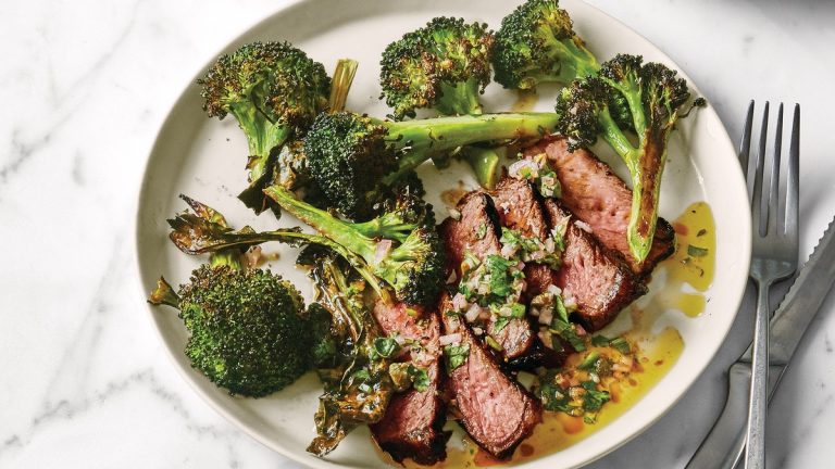 Steak pan-rôti avec le brocoli croustillant