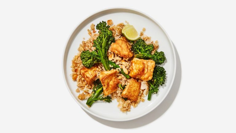 Tofu vraiment bon avec du quinoa à la noix de coco et du broccolini