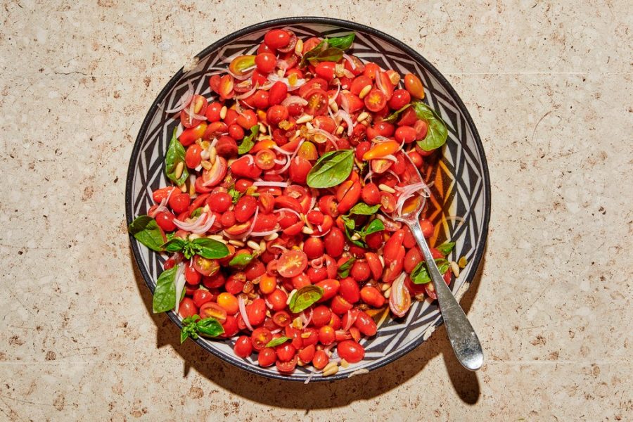 <pre>Salade De Tomates Aux Noix De Pin Et Mélasse De Grenade
