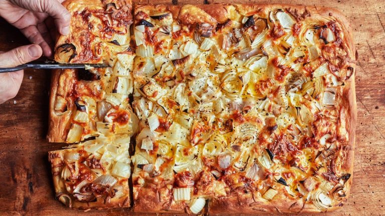 Pizza Aux Oignons Et Provolone