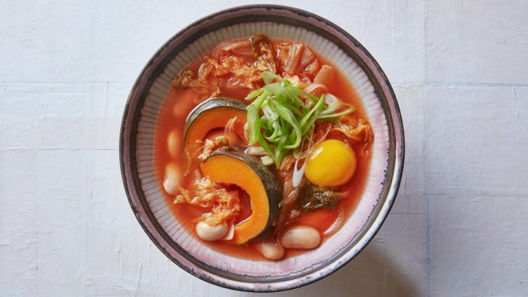 Brothy Beans avec Kimchi et Squash