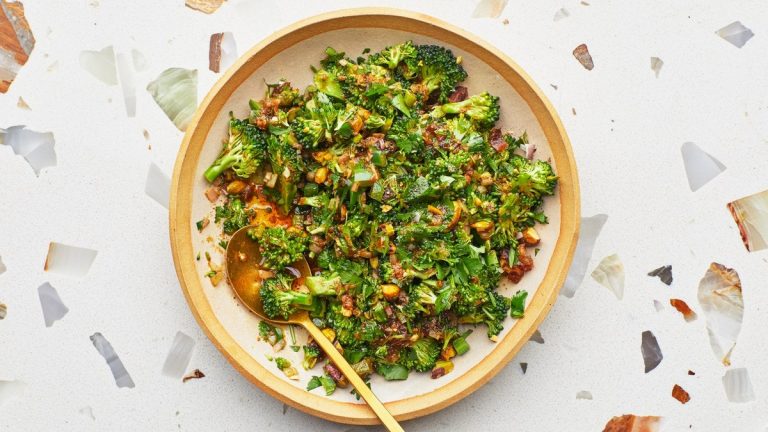 Salade de cuillère de brocoli avec vinaigrette tiède