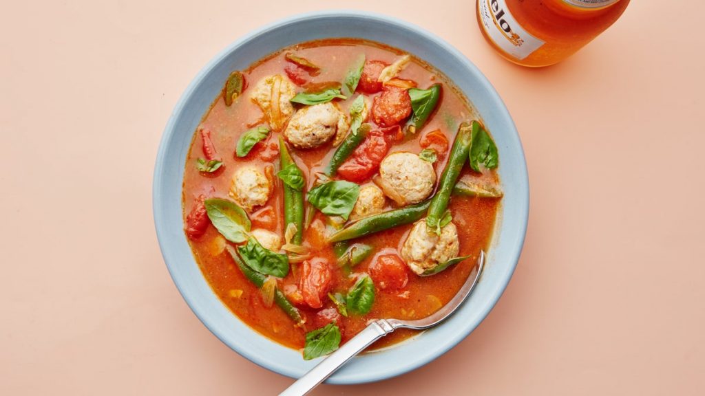 Boulettes de poulet et haricots verts dans un bouillon de tomates