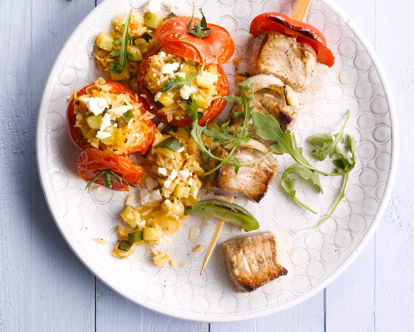 Brochettes de porc et tomates farcies