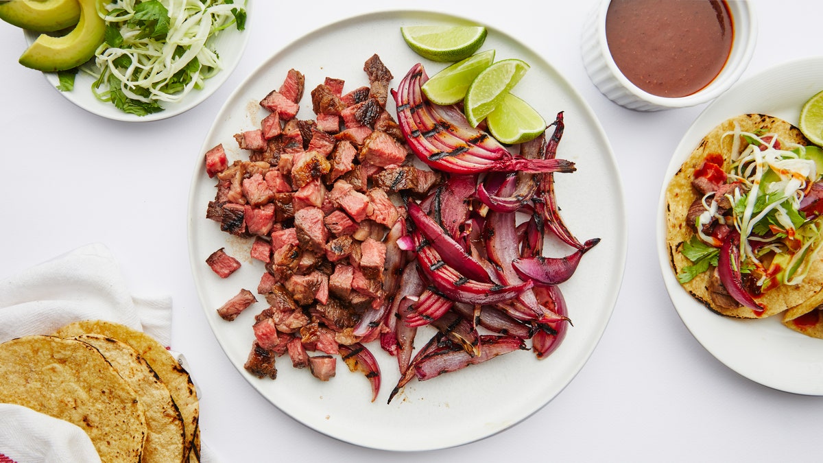 Tacos de côtes courtes avec salade de coriandre et lime
