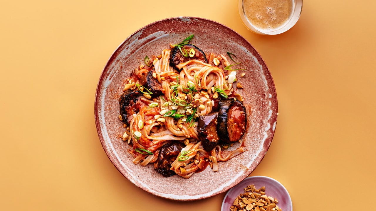 Nouilles aux aubergines braisées épicées