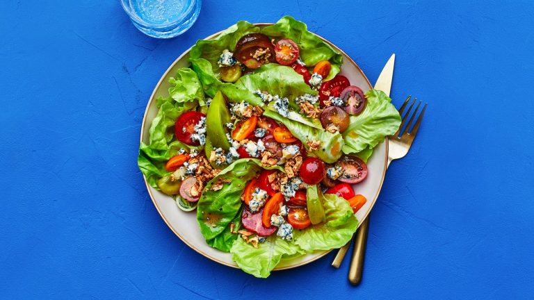 Salade De Tomates Au Fromage Bleu Et Échalotes Croustillantes