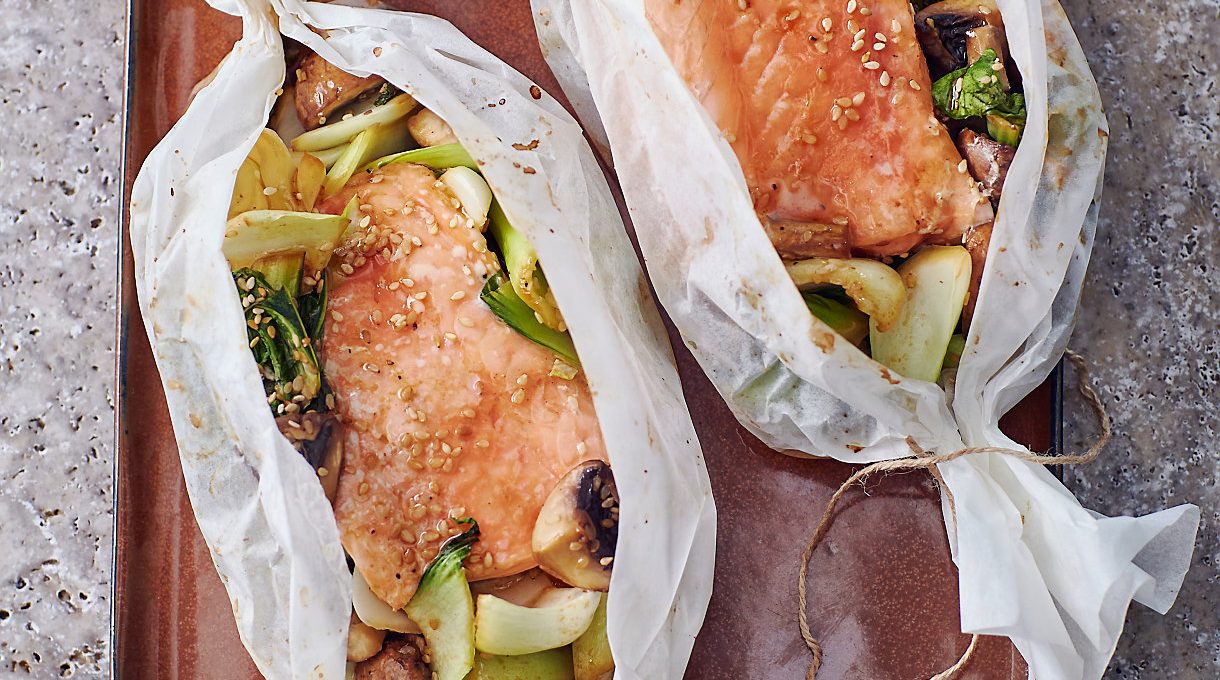 Pavés de saumon en papillotes au chou pak choï | Recette Cuisine