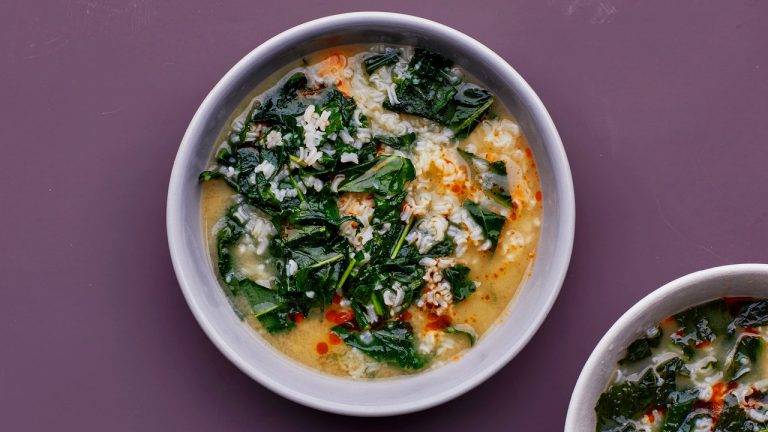 Porridge de riz au fromage avec légumes verts
