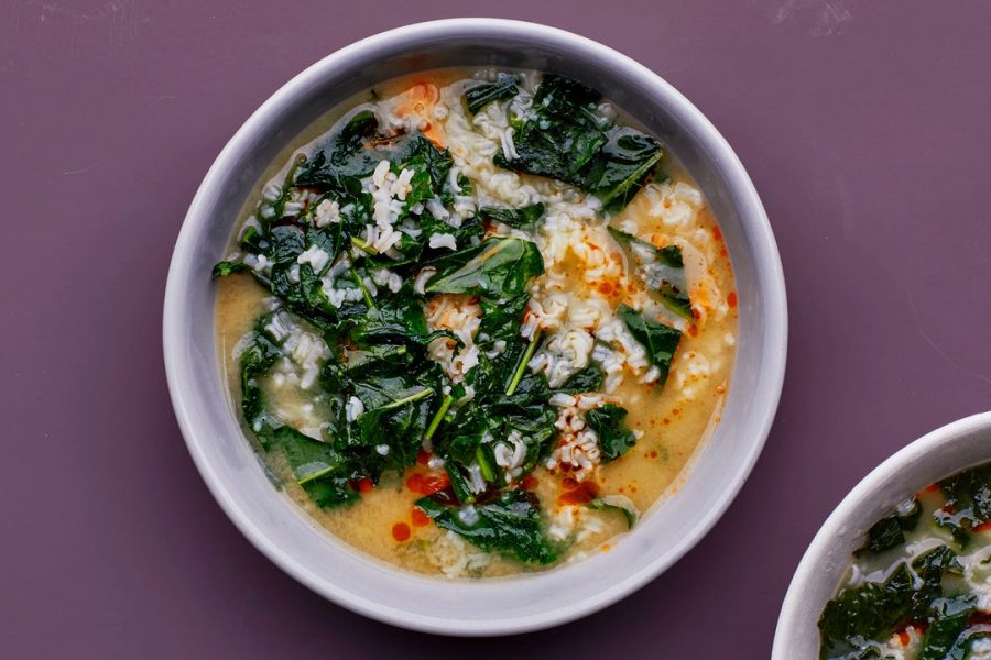 Porridge de riz au fromage avec légumes verts
