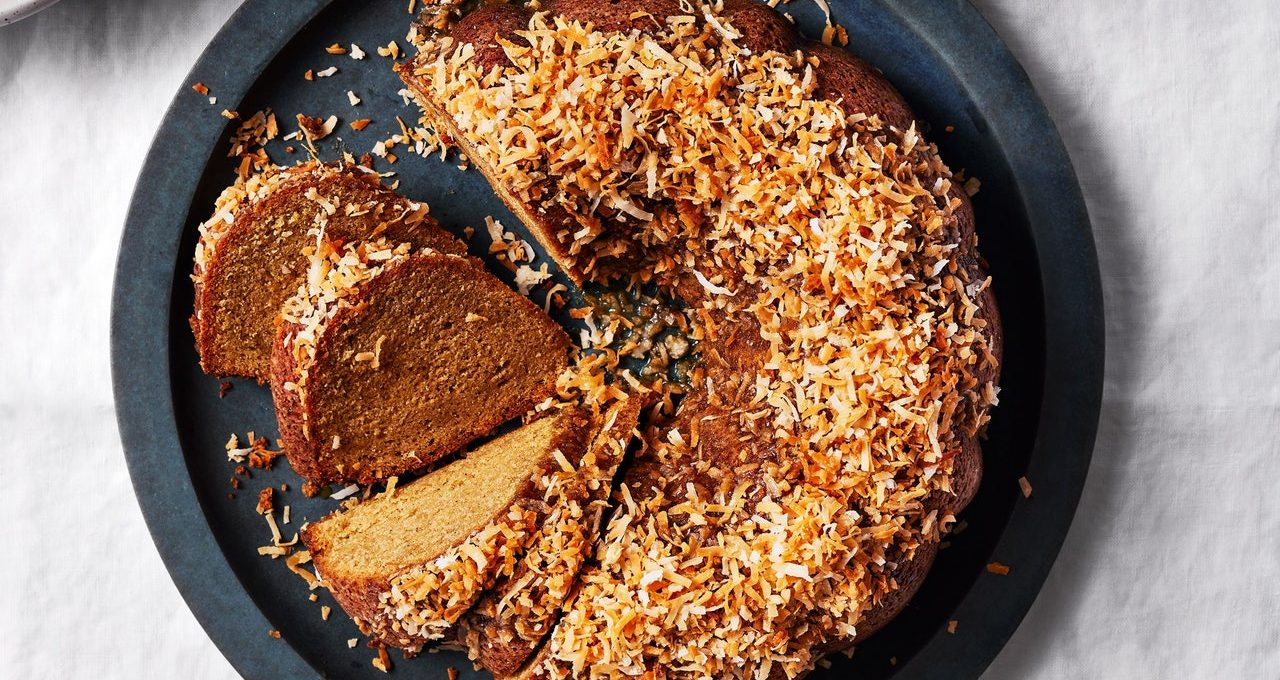 Gâteau au rhum avec glaçage collant à l’érable et noix de coco ...