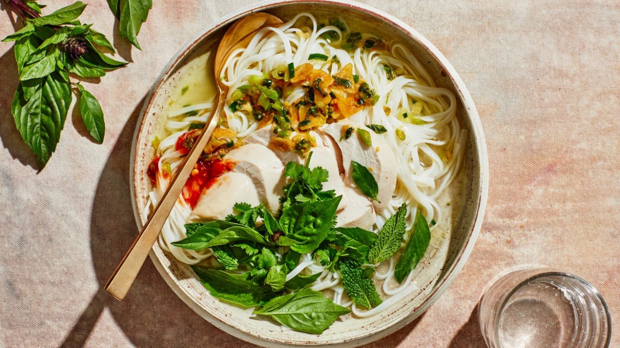 Soupe au poulet avec nouilles de riz et croustillant d’oignons verts