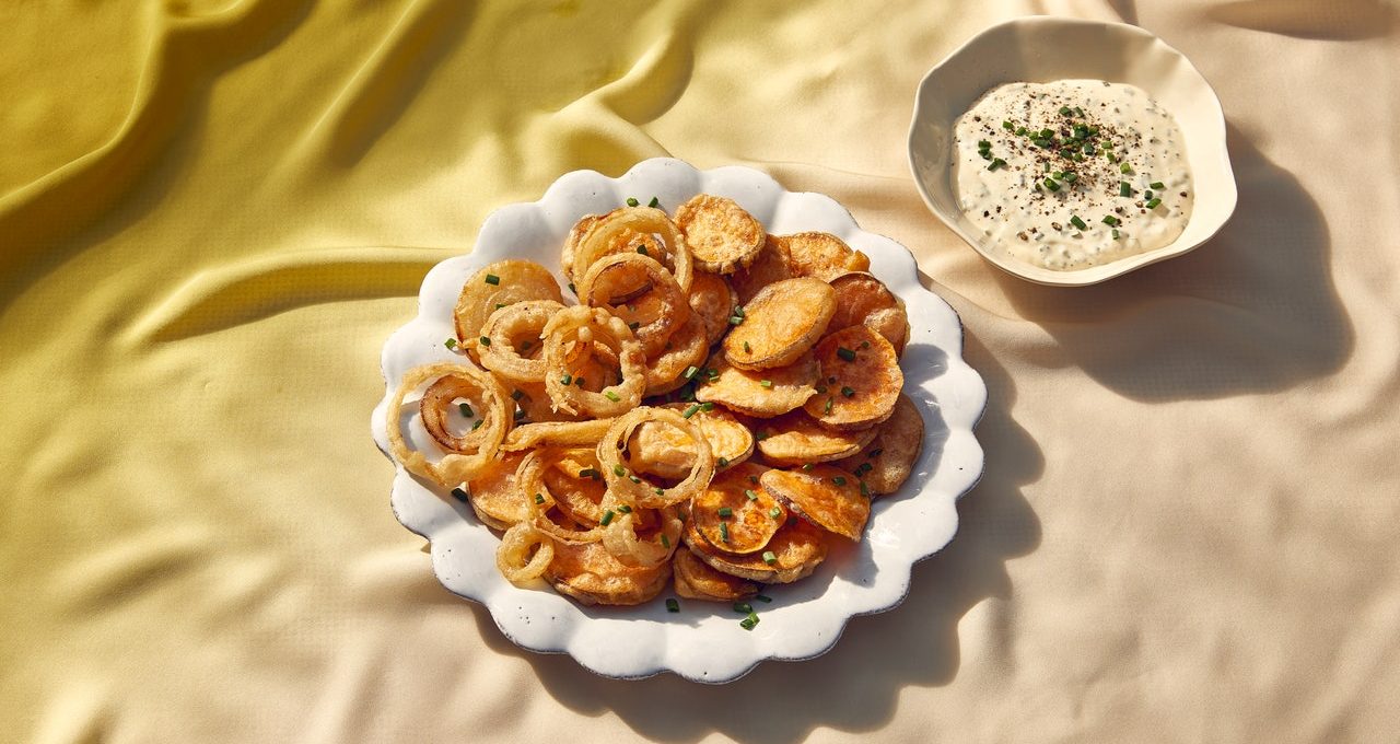 Tempura de patates douces et d'oignons avec mayonnaise à la ciboulette
