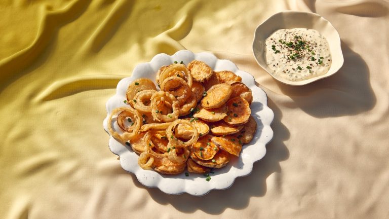 Tempura de patates douces et d'oignons avec mayonnaise à la ciboulette