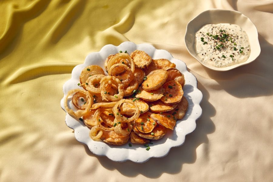 Tempura de patates douces et d'oignons avec mayonnaise à la ciboulette
