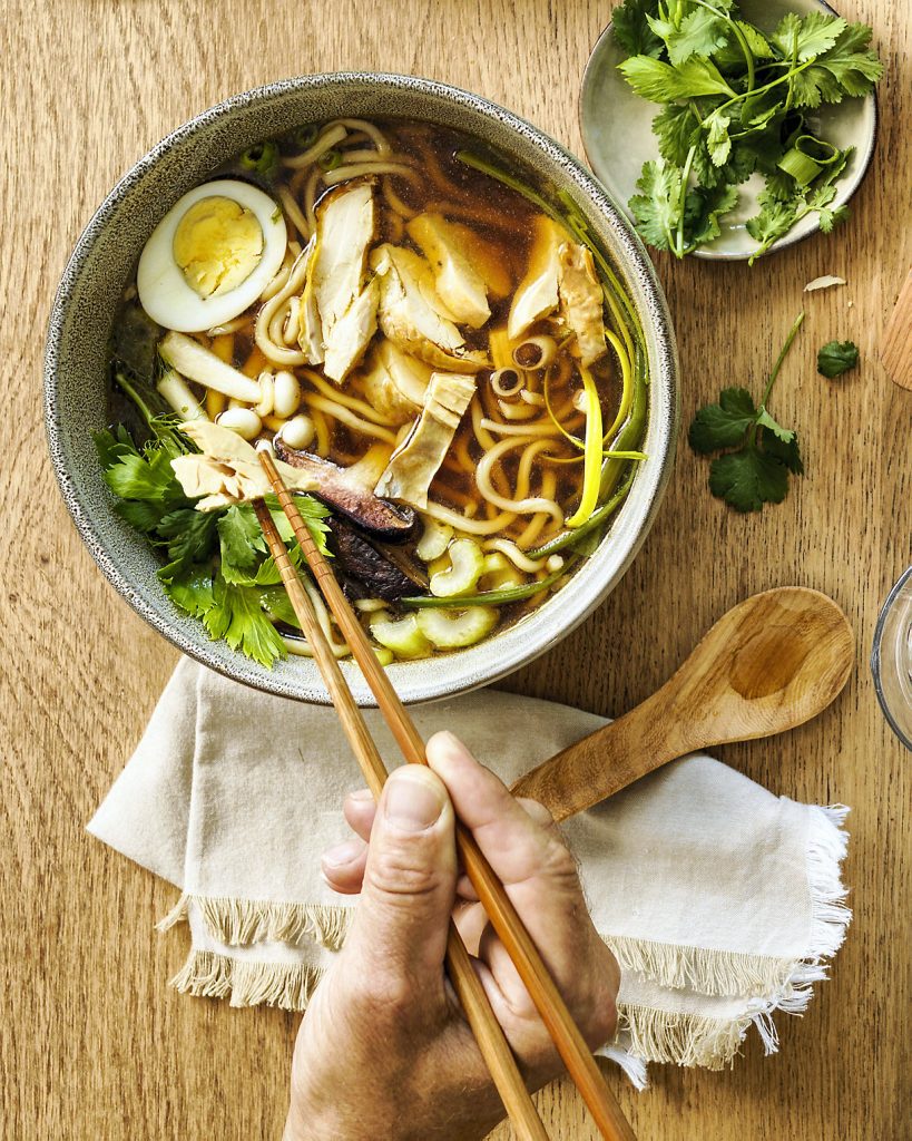 Ramen au poulet rôti et bouillon à la citronnelle Recette Cuisine