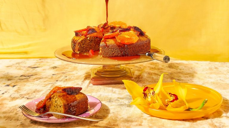 Gâteau à l'huile d'olive à l'orange sanguine et au romarin