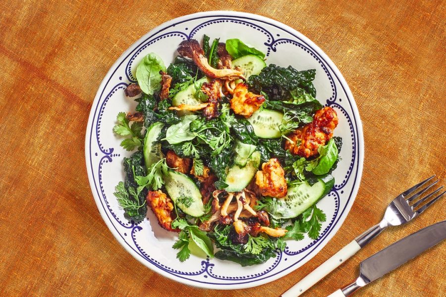 Salade de Kale avec Tempeh Rôti et Champignons
