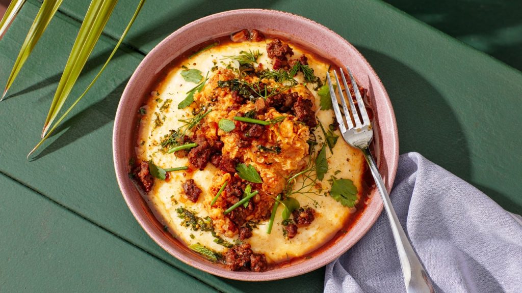 Poulet étouffé avec polenta au fromage | Recette Cuisine