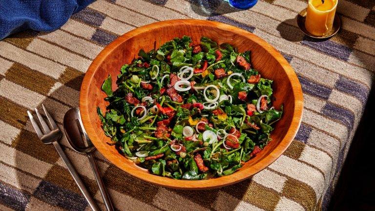 Salade printanière avec vinaigrette piquante au bacon
