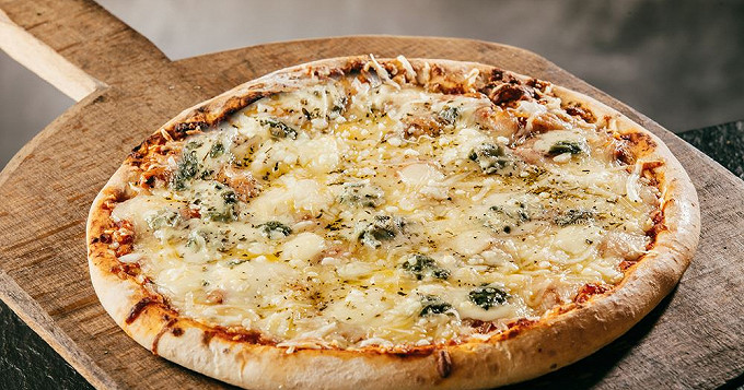 Pizza mozzarella-gorgonzola-chèvre-parmesan et origan