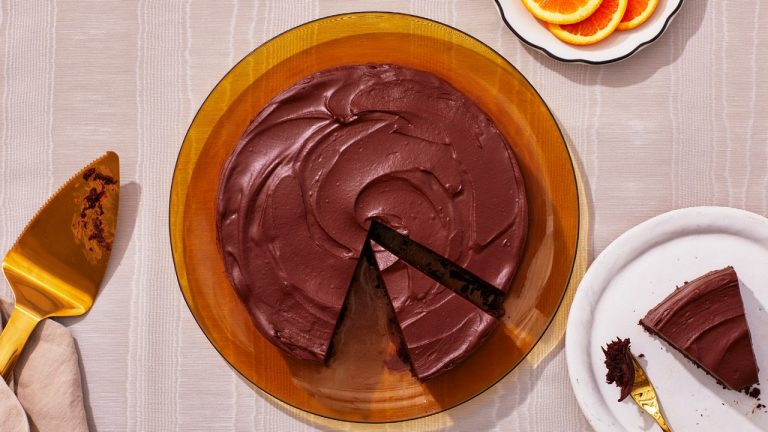 Gâteau au chocolat végétalien avec glaçage au chocolat et à l'orange