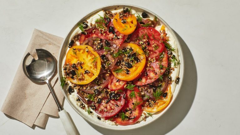 Salade de tomates à la crème fraîche et granola aux olives