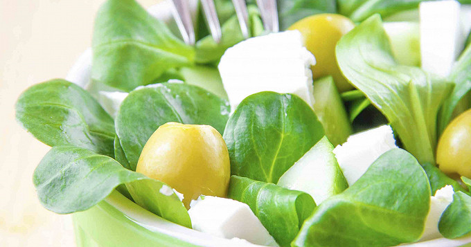 Salade de mâche aux olives et à la feta