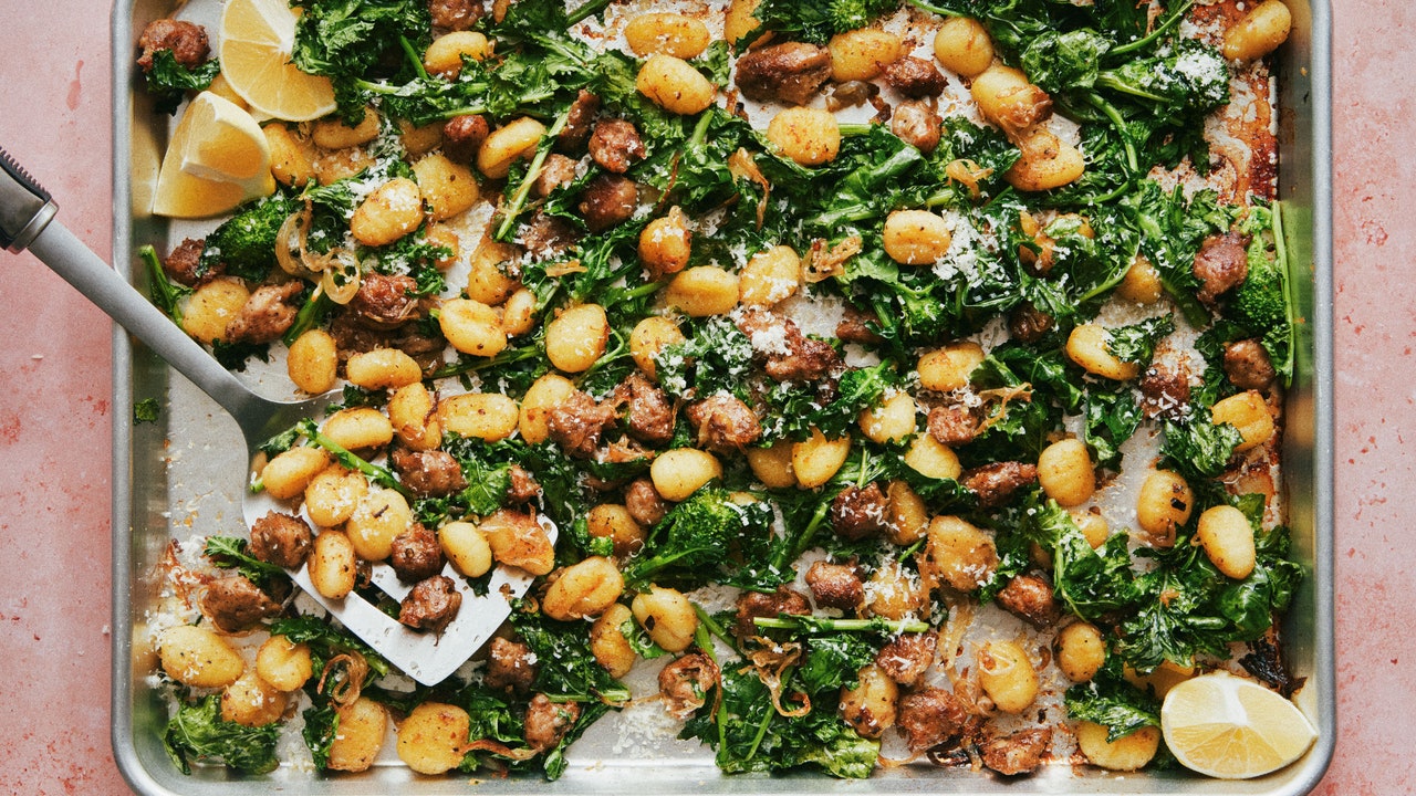 Gnocchis sur plaque avec saucisses épicées et brocoli-rabe
