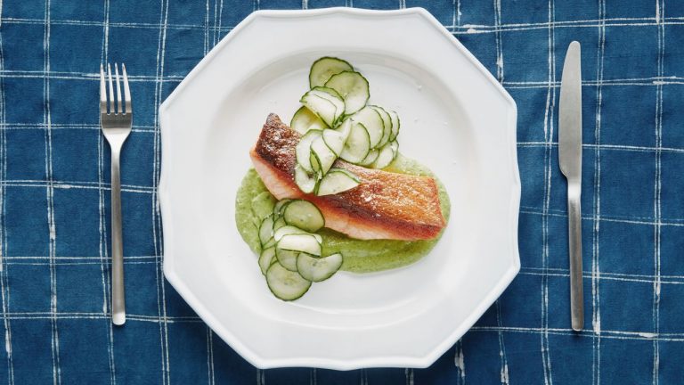 Saumon croustillant avec sauce à l'avocat