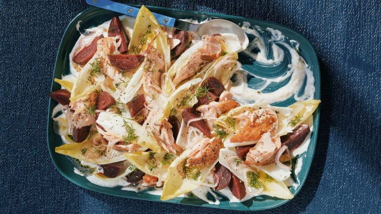 Salade de betteraves-salon avec yaourt de raifort