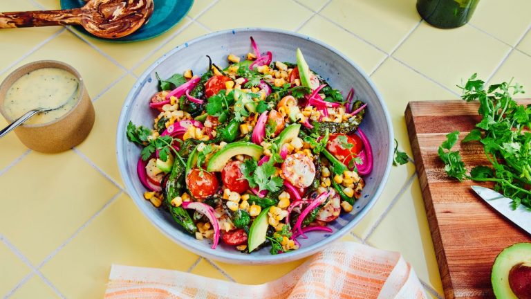 Salade d'été grillée avec vinaigrette crémeuse