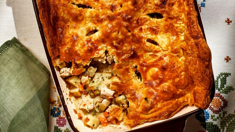 Tarte en pot de dinde avec croûte de pâte feuilletée