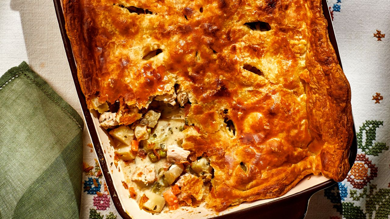 Tarte en pot de dinde avec croûte de pâte feuilletée