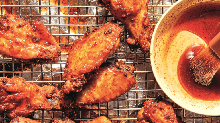 Ailes croustillantes au four avec glaçage au miel de Berbère et ail frit