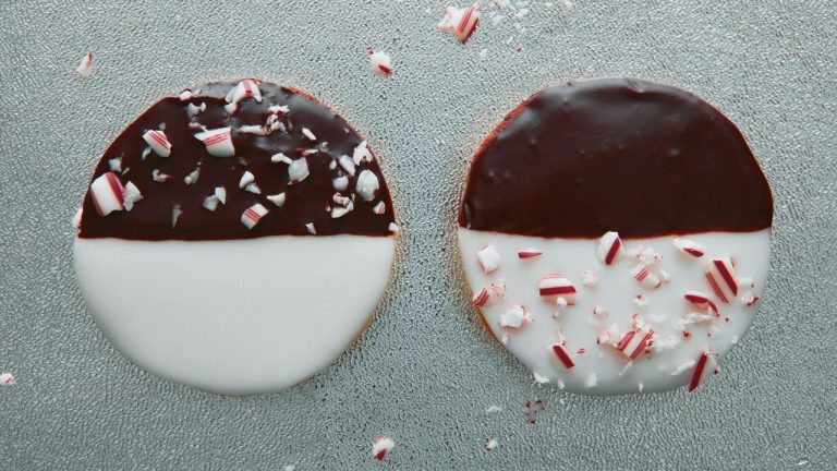 Biscuits noir et blanc à la menthe poivrée