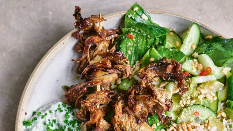 Brochettes croustillantes de pleurotes et salade de bok choy