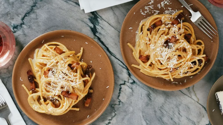 Spaghettis Carbonara simples, étape par étape