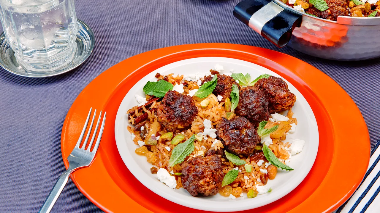 Boulettes de viande épicées avec pilaf aux raisins dorés et aux pistaches