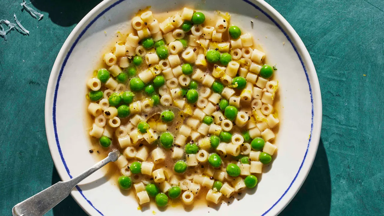 Ditalini et petits pois dans un bouillon de parmesan
