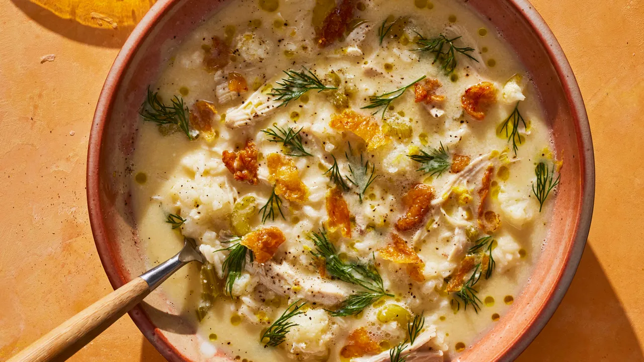 Soupe au poulet et au riz au chou-fleur et au citron