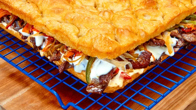 Focaccia au cheesesteak géant