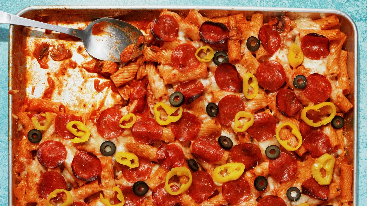 Pâtes au pepperoni sur plaque