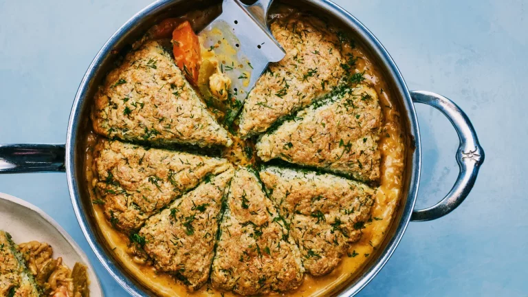Poulet et biscuits aux herbes dans une poêle