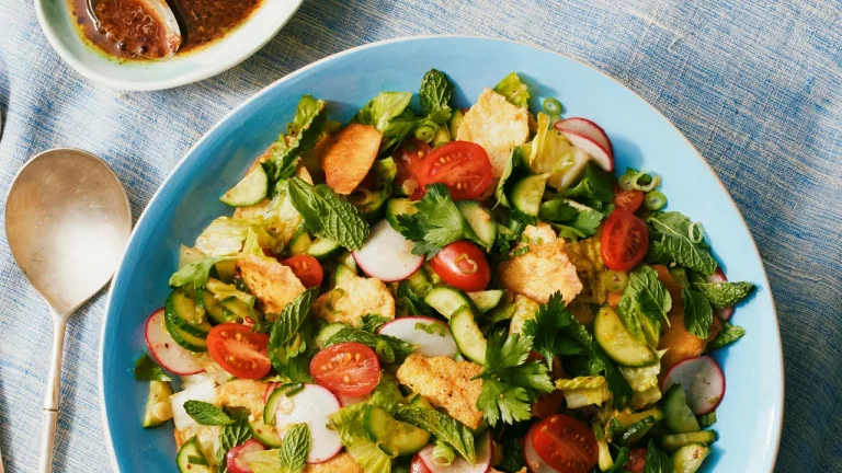 Salade fattoush avec pita croustillant et sumac