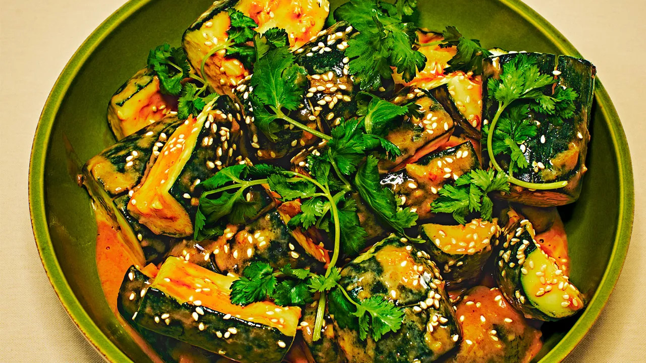 Courgettes écrasées avec vinaigrette tahini-gingembre