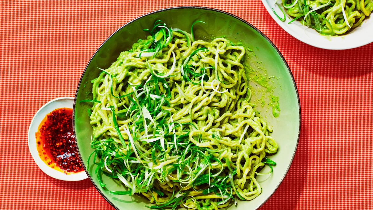 Nouilles miso aux oignons verts et aux arachides