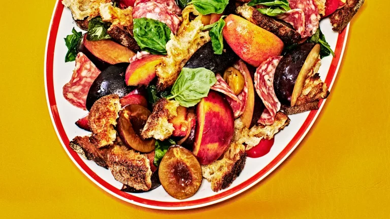 Panzanella aux fruits à noyau et au salami
