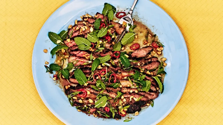 Steak grillé avec vinaigrette épicée aux arachides