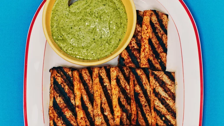 Tofu à la péruvienne avec sauce crémeuse à la coriandre